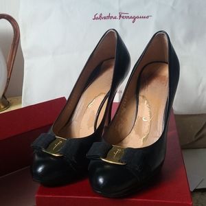 Ferragamo Osimo Bow Platform Pump Black 7.5 B